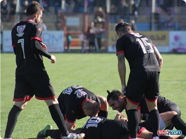 שחקני אום אל פאחם חוגגים (דאפר מחאמיד)