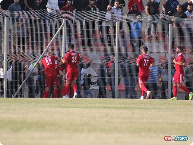 שחקני אום אל פאחם חוגגים את השיוויון (דאפר מחאמיד)