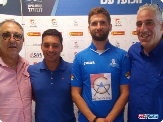 פאנקה במעמד החתימה