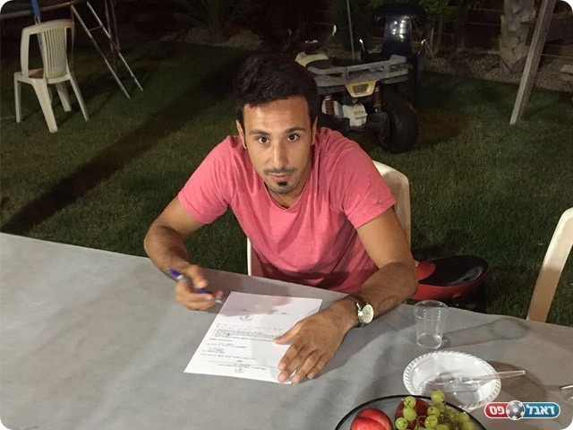 מוחמד פודי במעמד החתימה