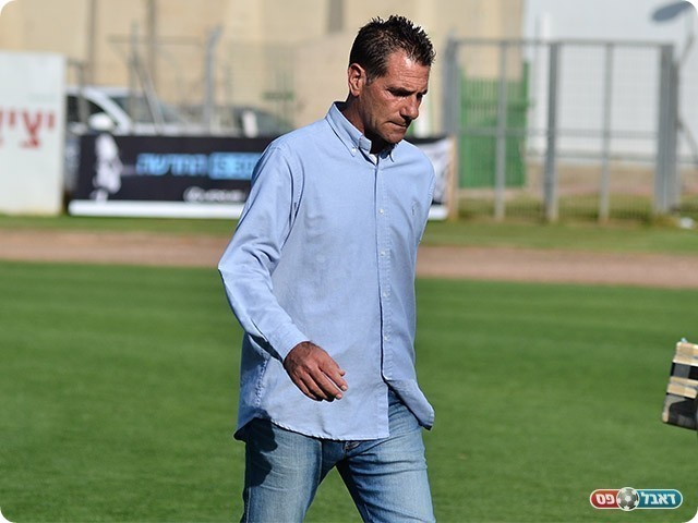 מאמן הפועל כפר סבא פליקס נעים (ארנון לוי)