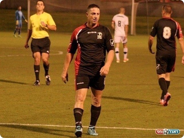 נקודת האור היחידה העונה בבת ים. פליקס חלפון (גיא גולדפרב)