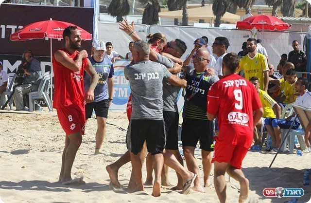 פליקס חלפון חוגג עם שחקני תל אביב (שלומי גבאי)