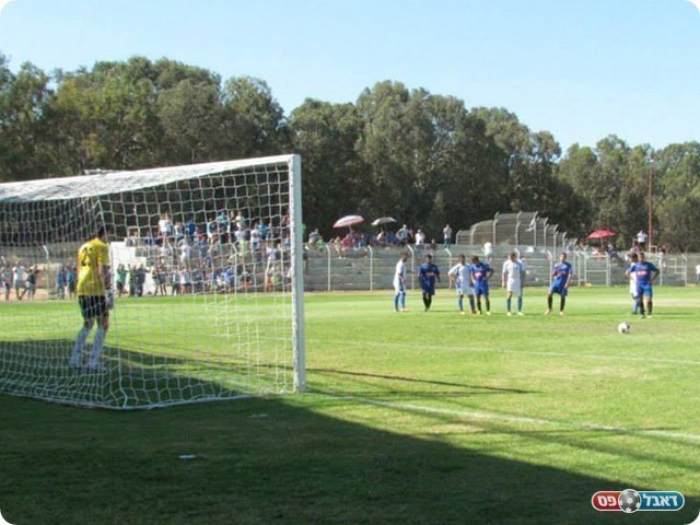 אדם לם מתכונן לבעיטת הפנדל (באדיבות H.K תקשורת)