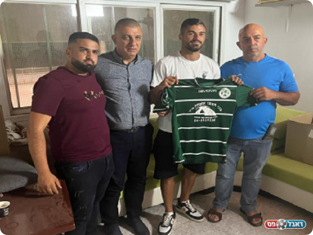 בינגו של הנהלת כפר כנא. סמיר פרהוד במעמד החתימה