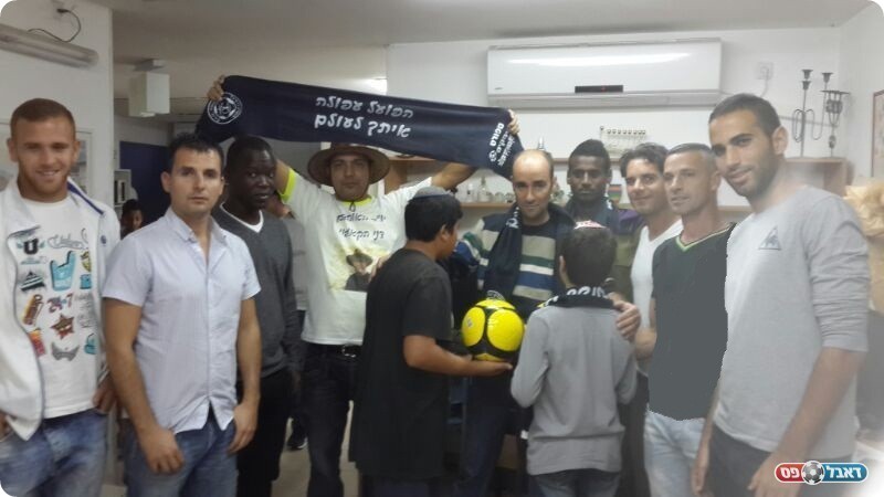 השחקנים והצוות המקצועי של הפועל עפולה (באדיבות: דוברות עפולה)