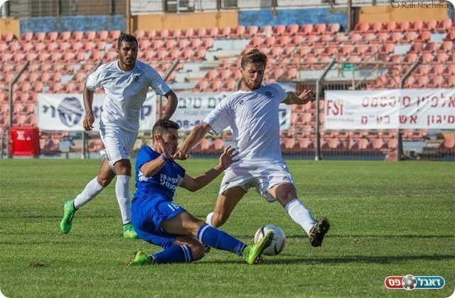 עמית פרחי מנסה לעצור את בהאא חלבי (רפי נחמיאס)