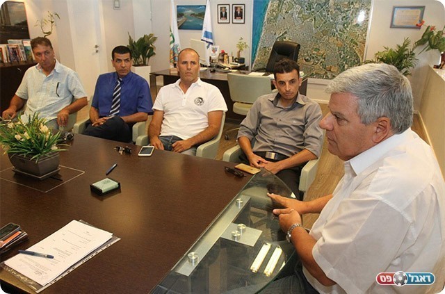 צביקה גנדלמן יחד עם קבוצת הרכישה (שלומי גבאי)