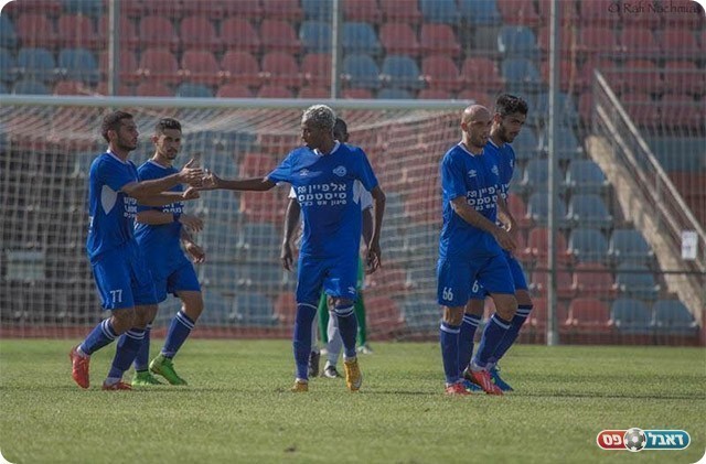 יחיאל צגאי חוגג עם החברים (רפי נחמיאס)