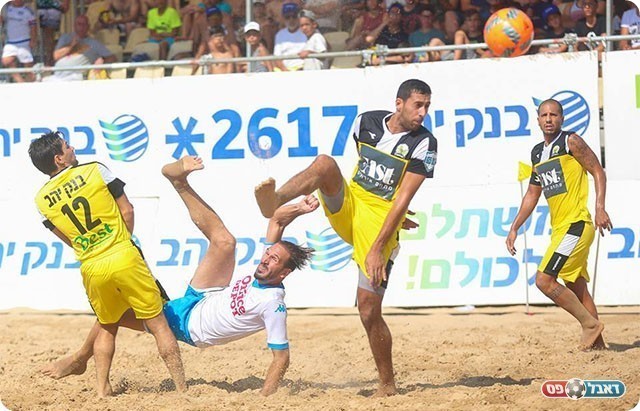 פ"ת בחצי. אילוז עם מספרת (סטראבו)