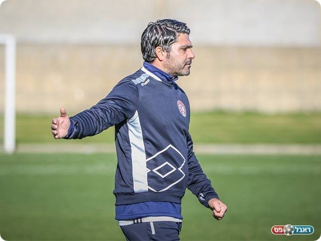 מתכנן קבוצה צעירה ונמרצת. טיאר (וואסים מוואסי)