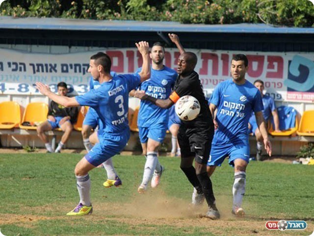 קפטן חדרה אמיר טמניו במאבק על הכדור עם הבלם אסף בראון(צילום אנטולי רובינסקי)