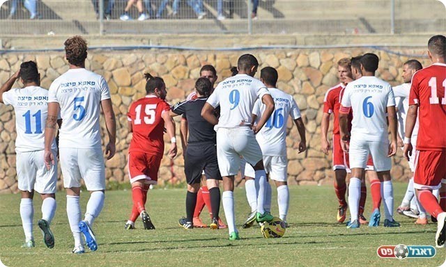 עצבים במגרש (אבי רביבו)