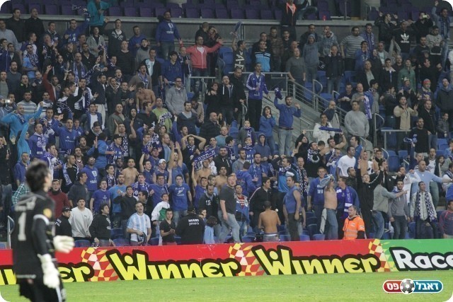 יגיע גם מול עפולה? הקהל של פ"ת (צילום: קובי רוזן)