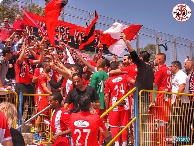 שחקני אשדוד חוגגים עם הקהל (מדיה אדומים אשדוד)