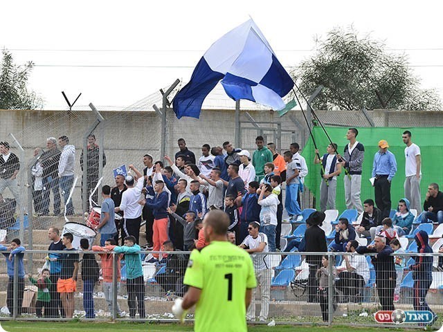 משבוע לשבוע הקומץ הקטן מציג יכולת עידוד נפלאה, הקהל של מגדל העמק (צילום: ארנון לוי)