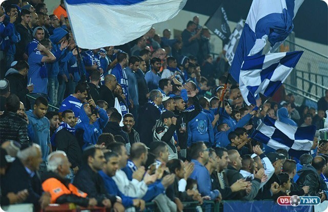 הקהל של שעריים שהגיע למשחק (רולנדי ברנשטיין)