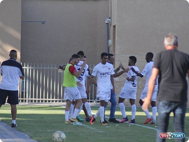 שחקני "רובי שפירא" חוגגים (דאפר מחאמיד)