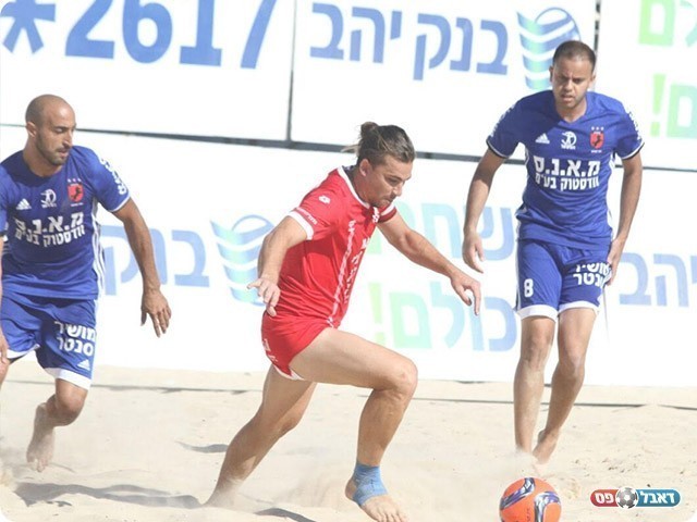 מיכאל קירטבה מוקף בשחקני כפר קאסם (שלומי גבאי)