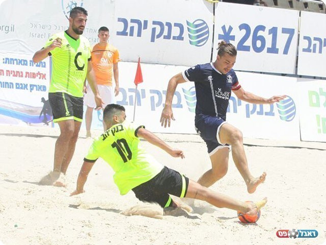 מיכאל קירטבה שומר על הכדור (שלומי גבאי)