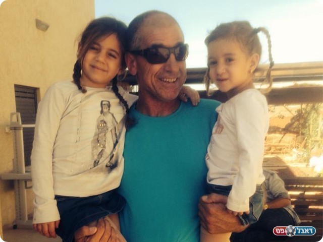 סבא קלוד עם הנכדות
