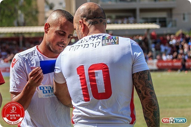 אייל גולן עונד את סרט הקפטן (יוסי סוריק)