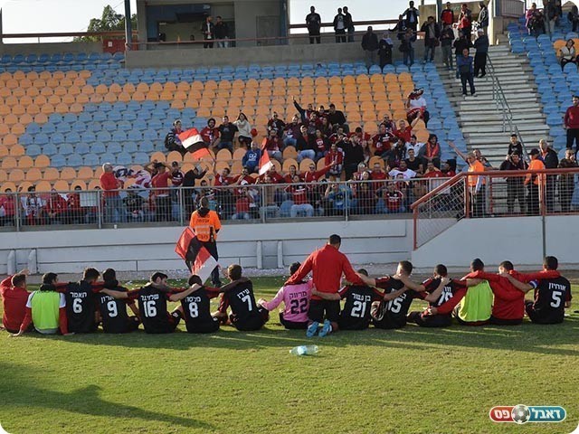 שחקני "רובי שפירא" חוגגים בבית שאן (אבי רביבו)