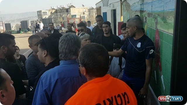 אוהדי טבריה עם עידן ויצמן בסיום (עודד חסין)