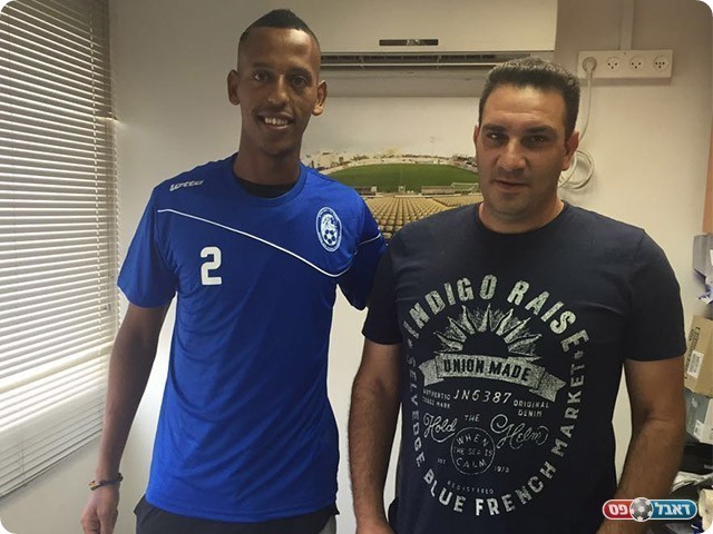 דניאל סלומון במעמד החתימה