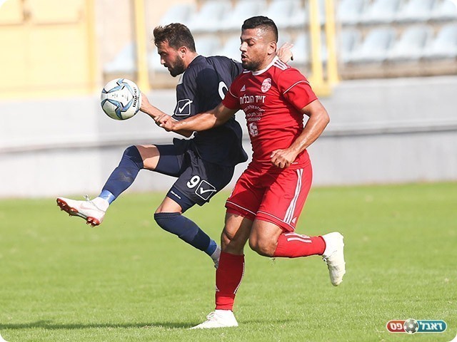 הרצליה הביסה את זלפה. רפאלי ודיאב במאבק על הכדור (payperlens)