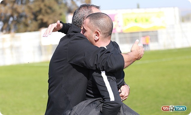 רפי בוסקילה ושלום לוי לפני שריקת הפתיחה (עדי מלול)