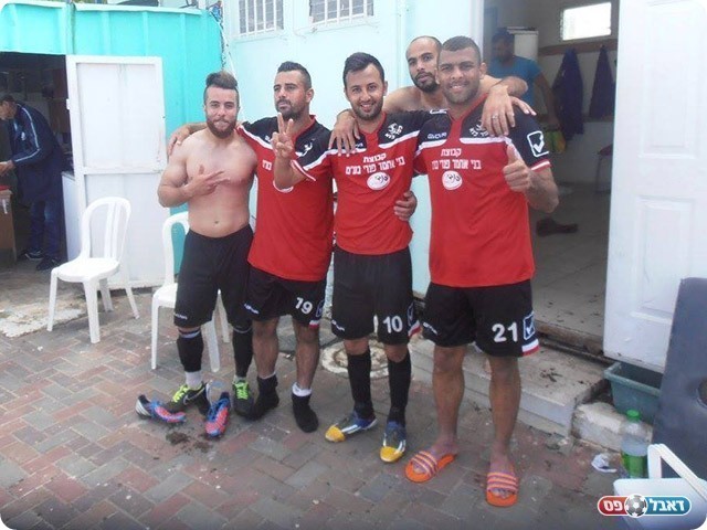 שאדי חמודה (שלישי מימין) ו-וואיל חרבאווי (משמאל) (דור היקה)