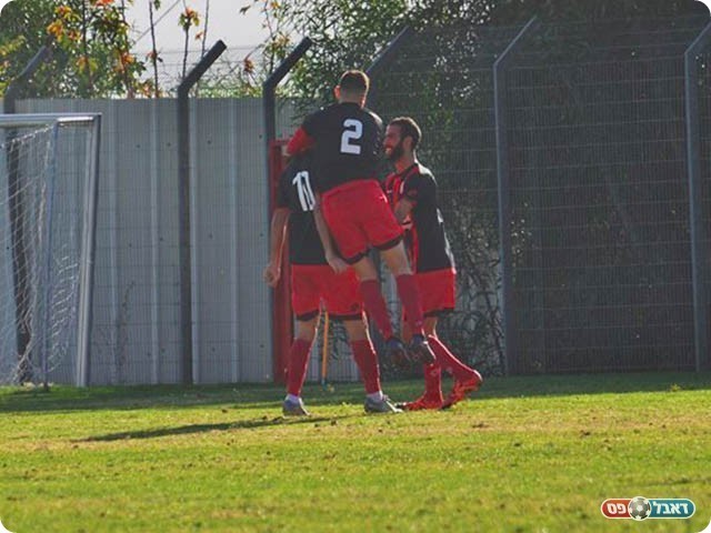 שחקני חדרה חוגגים את השיוויון (אבי רביבו)