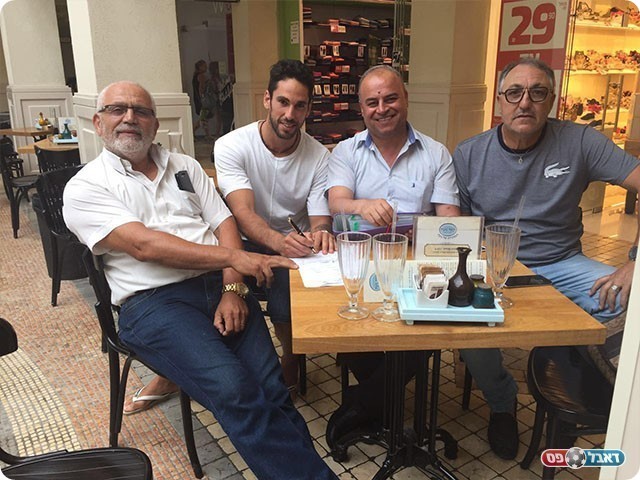 גד עמוס במעמד החתימה