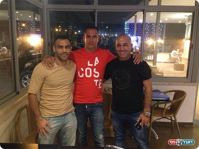 שחברי במעמד החתימה