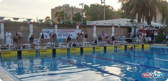 השחיינים קופצים למים (אלעד חמני)