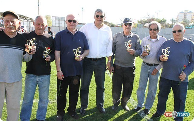 הטקס שנערך במחצית, שחקני העבר של חדרה (צילום: שלומי גבאי)