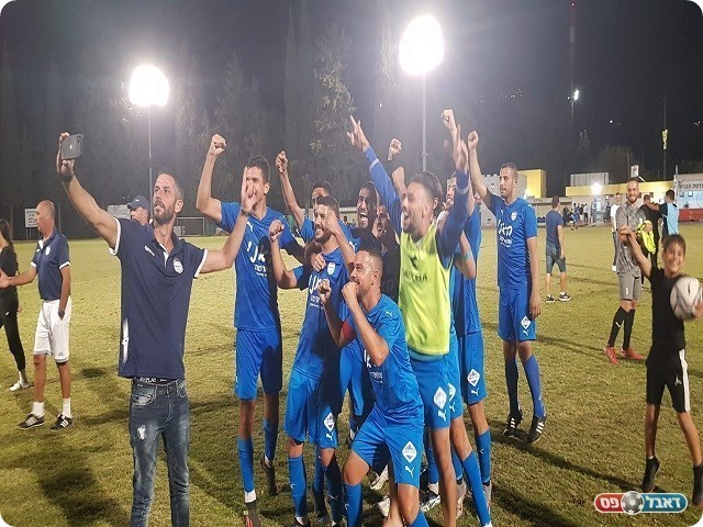 תמונת ניצחון. לירון יגר והחבר'ה המנצחים בסלפי עוצמתי (מדיה הפועל עירוני כרמיאל)