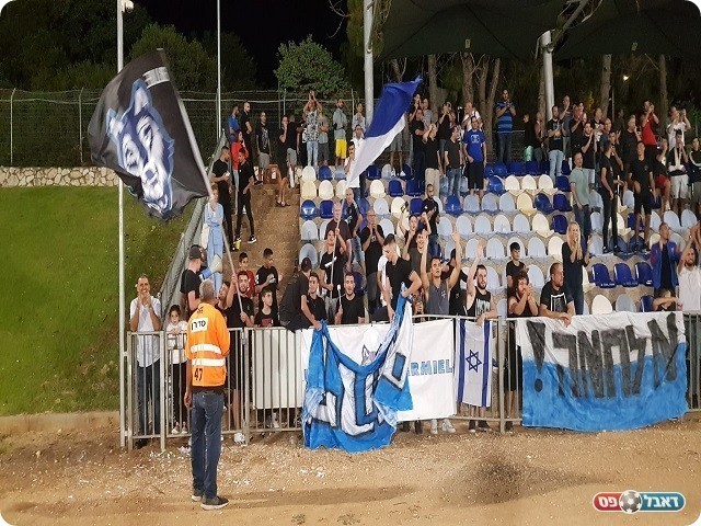 נהנו ממשחק רב שערים. אוהדי כרמיאל (צילום: מדיה הפועל עירוני כרמיאל)