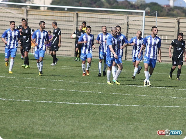 שחקני אולגה אחרי השער (צילום: שלומי גבאי)