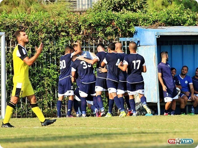 שחקני טבריה חוגגים עם מאמנם (עודד חסין)