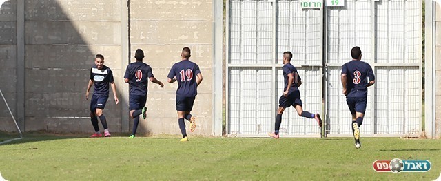 שחקני בית שאן חוגגים עם שריקי (עדי מלול)