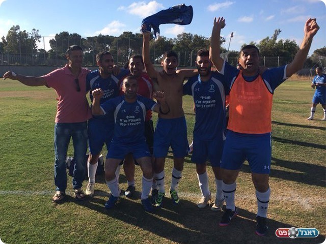 שחקני אום אל גאנם בסיום המשחק