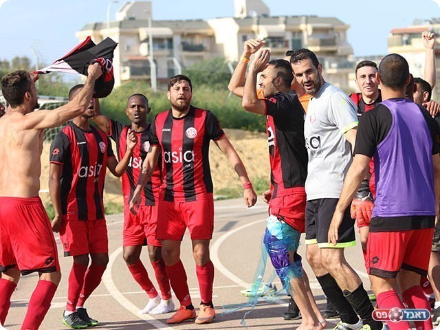 שחקני חדרה בטירוף בסיום המשחק (עודד חסין)