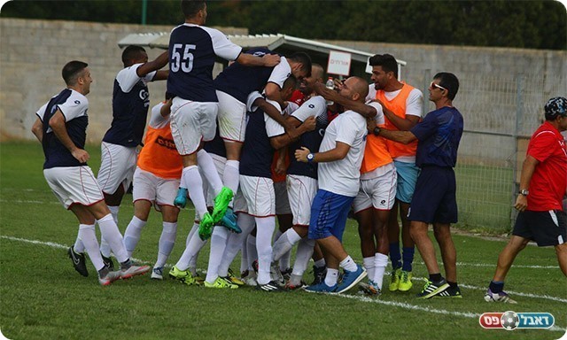 שחקני חדרה חוגגים. לצערם זה לא הספיק (שלומי גבאי)