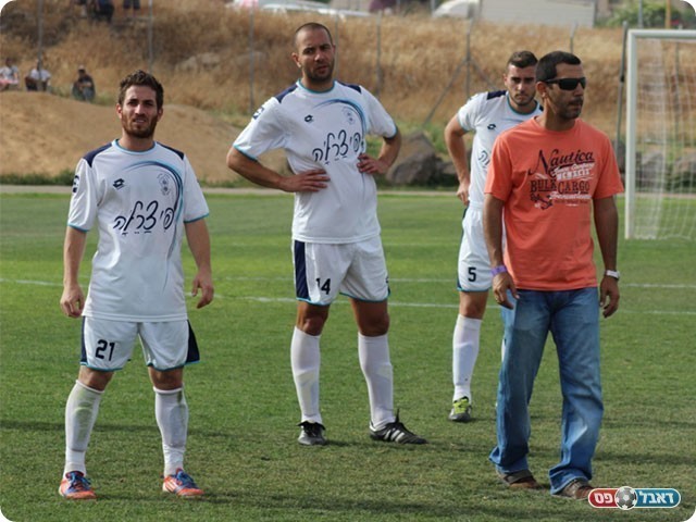 שחקני טבריה יחד עם מאמנם מוריס אוזן (עודד חסין)