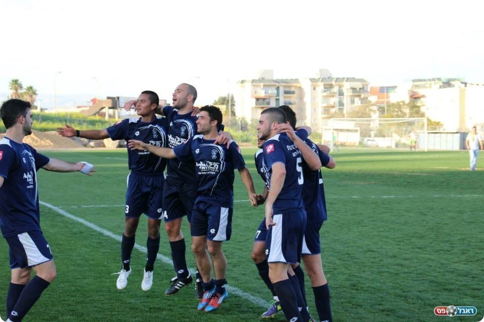 שחקני טבריה חוגגים את הניצחון מול כפר סבא (צילום: עודד חסין)