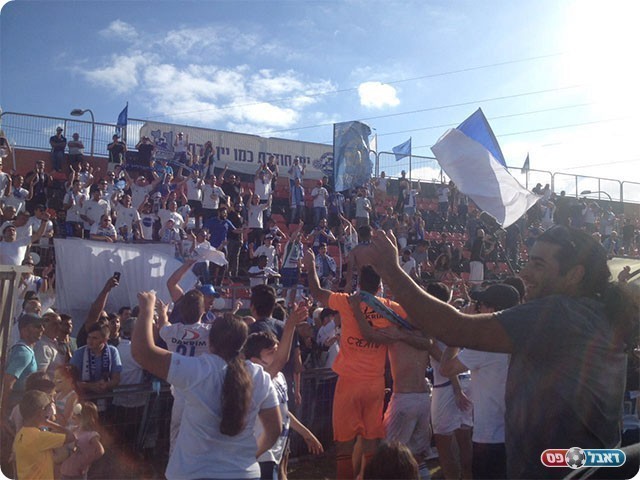 שחקני יפו חוגגים עם האוהדים (שקד מורג)