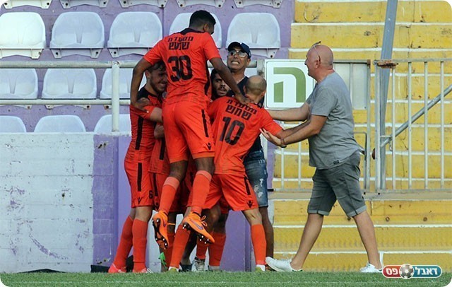 שחקני כפר שלם אחרי השער של אמיר כהן (לירן דורף)