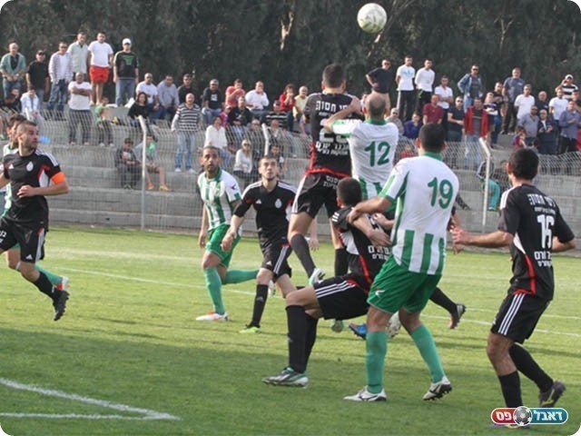 שחקני אולגה ודליה במאבק על הכדור (צילום: שלומי גבאי)